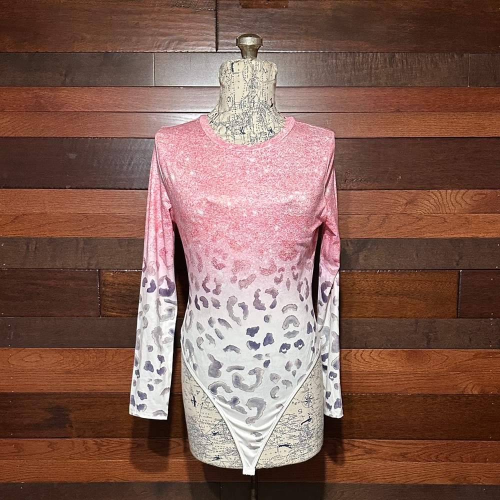 NWOT Chic Me Pink and White Leopard Print Bodysuit